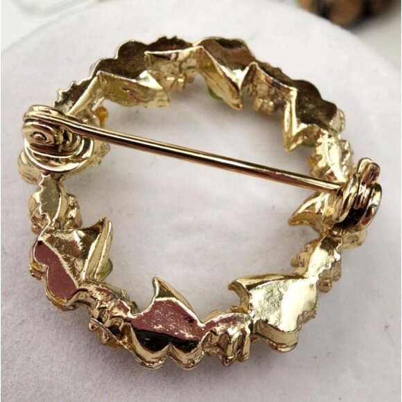 Vintage Gold-Tone Wreath Circle Brooch With Pearl & Green Stone Accents MCM - Picture 3 of 4
